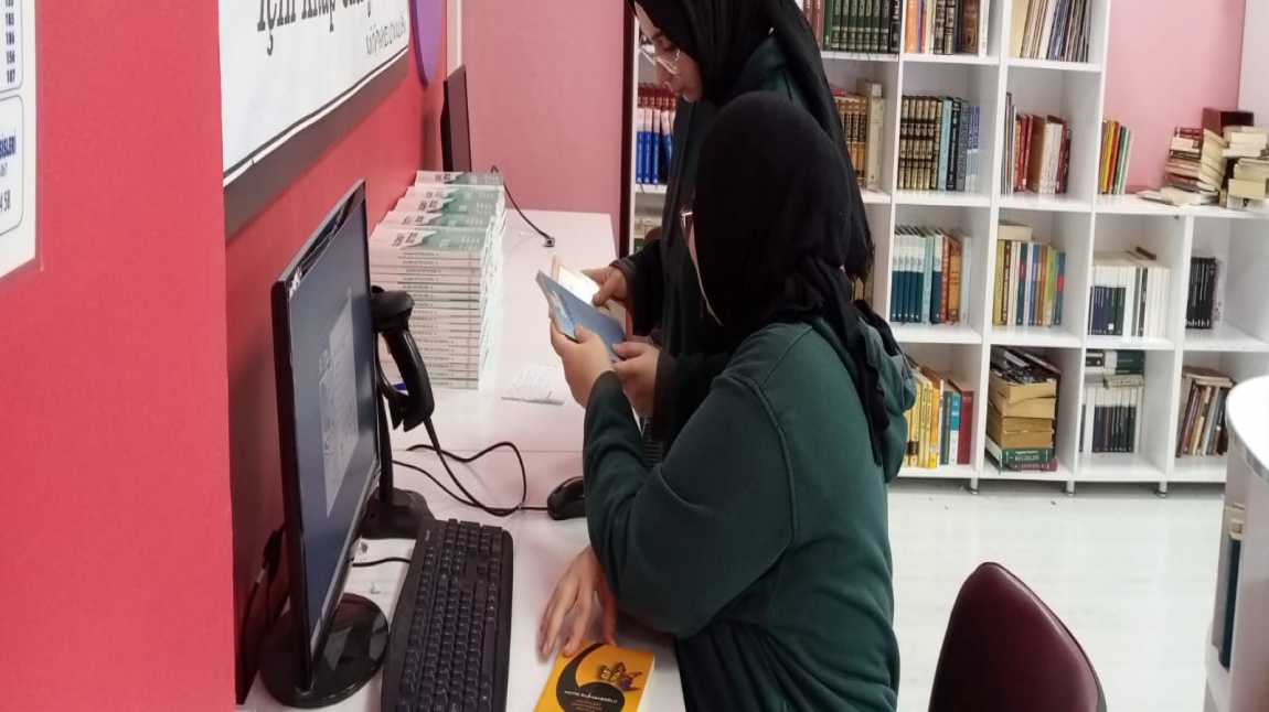 Okulumuz Kütüphanesi Saat 17:00'a Kadar İnternet Erişimi Dahil Öğrencilerimize Hizmet Vermektedir.